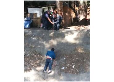 Rescatan a hombre que cayó al Río Hondo de Naucalpan