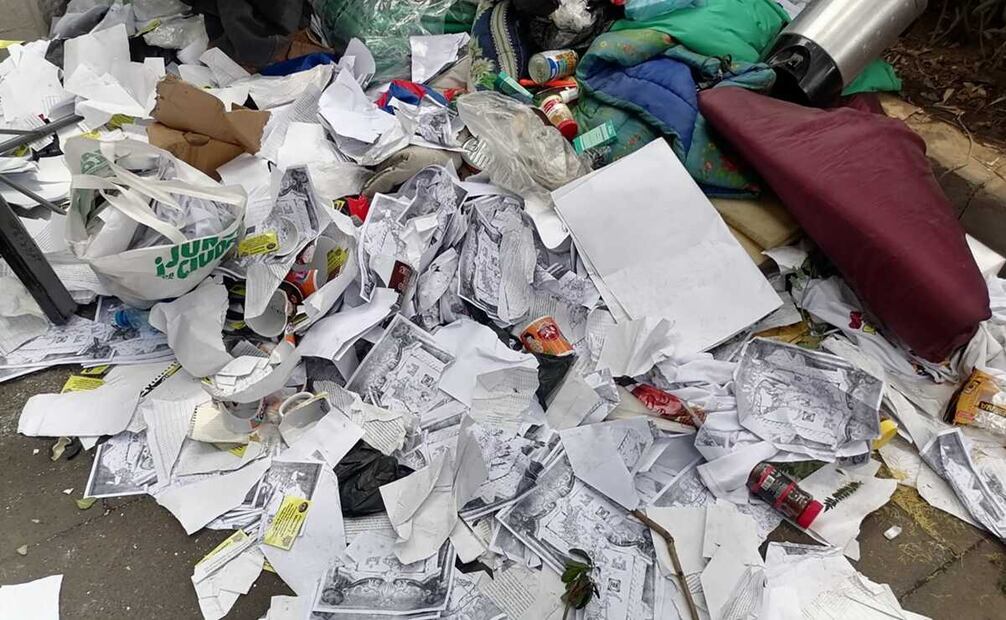 Firmas recabadas contra ministros de la Corte tiradas durante el enfrentamiento. Foto: Yalina Ruiz / EL UNIVERSAL