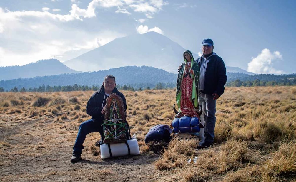 Cientos de peregrinos guadalupanos cruzaron el Paso de Cortés, en Puebla; partieron de madrugada desde Santiago Xalitzintla para atravesar a pie la ruta montañosa. Foto: Santiago Reyes / EL UNIVERSAL