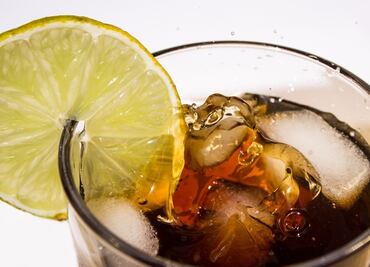 Esto es lo que ocurre si le agregas limón al refresco