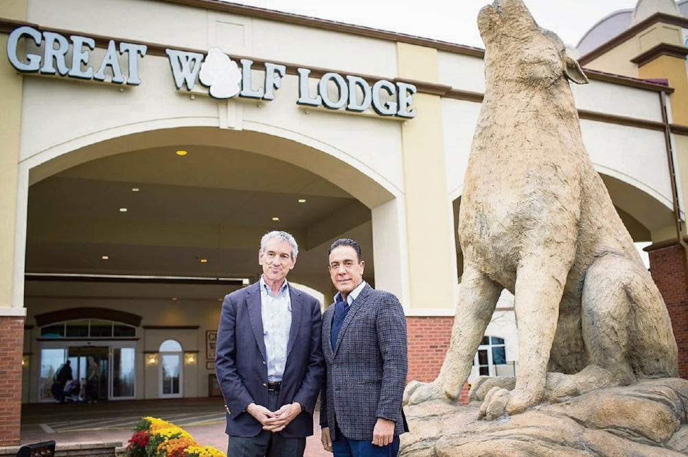 El director ejecutivo de Great Wolf Resorts, Murray Henessy, y el gobernador de Hidalgo, Omar Fayad, luego de la firma de la carta de intensión para el desarrollo del proyecto turístico en la entidad