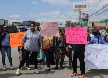 Damnificados en Chalco por inundaciones cumplen más de 9 horas de bloqueo en carretera México-Cuautla