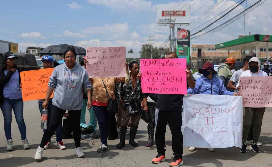 Habitantes de las colonias Culturas de México y Jacalones II, realizaron un bloqueo en la carretera Chalco-Cuautla, para exigir solución a los 18 días de inundaciones. Foto: Hugo Salvador/EL UNIVERSAL