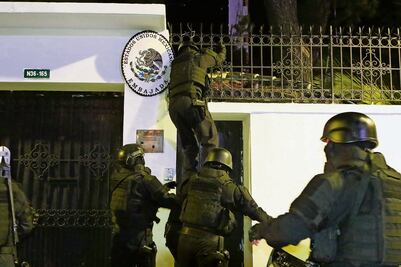 A un año de la “brutal irrupción” a la Embajada de México en Ecuador no hay relaciones; esto ha expresado Sheinbaum