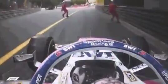 Otra mirada de cómo se salvaron los comisarios de la F1 de que 'Checo' los arrollara