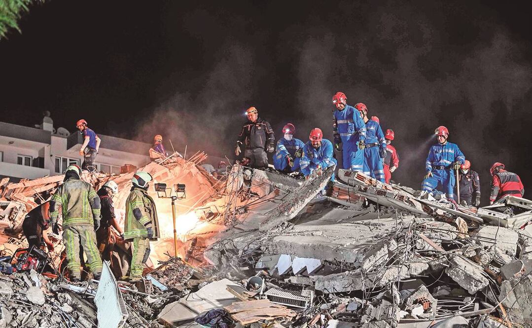 Rescatistas buscan sobrevivientes tras el sismo de ayer en Esmirna. Foto: OZAN KOSE. AFP