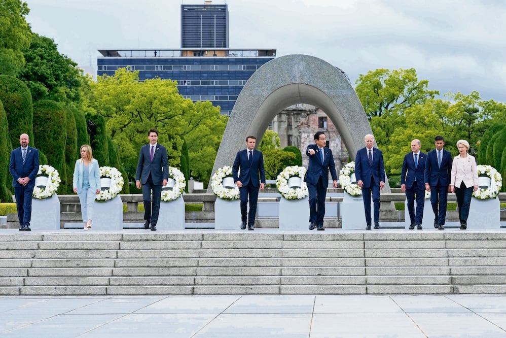Los líderes del G7, ayer durante una visita al Parque Memorial de la Paz, en Hiroshima, que se ha convertido en un símbolo de los esfuerzos de paz contra las armas nucleares.