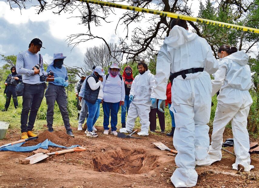 Colectivos de familias en búsqueda de personas desaparecidas reportaron el hallazgo de una fosa con restos humanos. Foto: Laura Jiménez