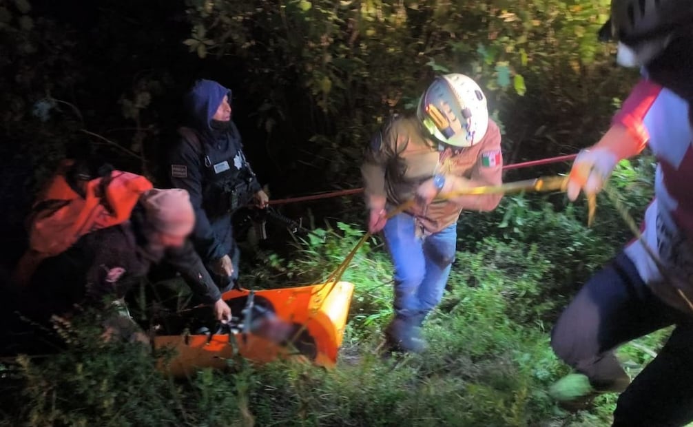 Volcadura en Amecameca deja seis lesionados; rescatistas cierran la carretera.
Foto: Especial.