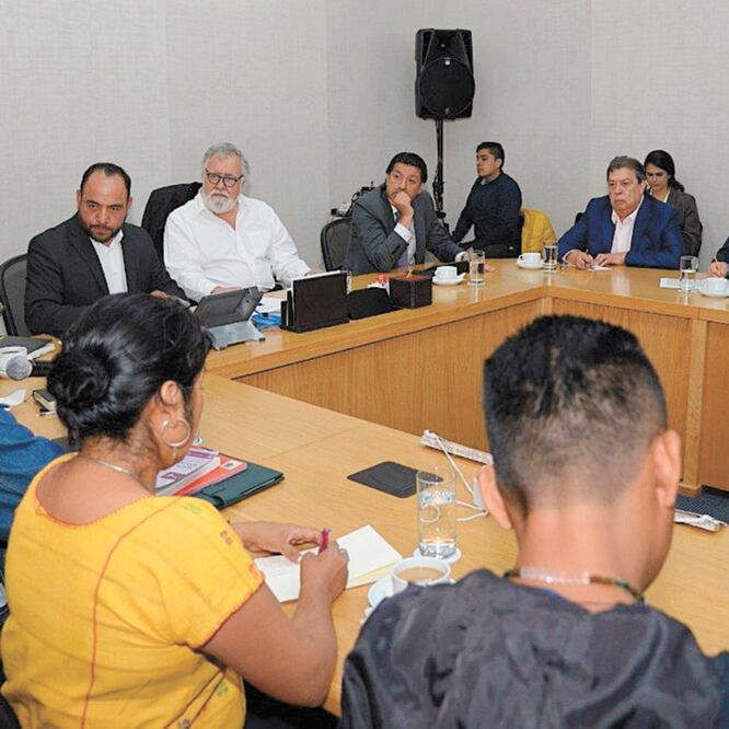 El subsecretario de Derechos Humanos de la Segob, Alejandro Encinas, se reunió con el exgobernador de Guerrero, Ángel Aguirre (derecha, arriba). TOMADA DE TWITTER