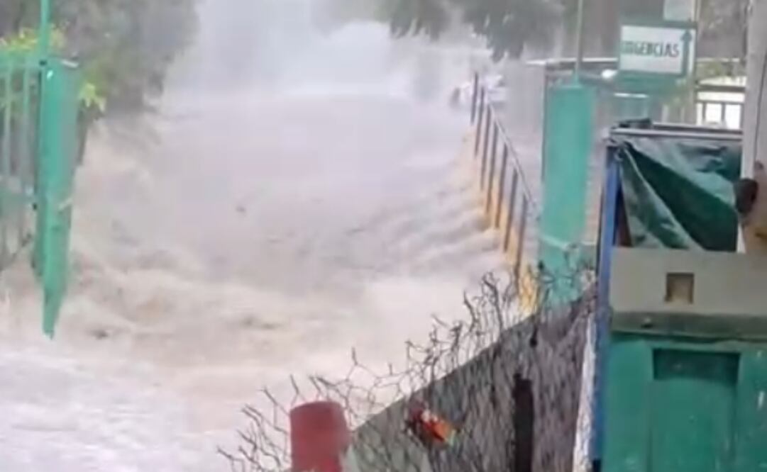 La inundación entró por el estacionamiento del IMSS 53. Foto: Especial