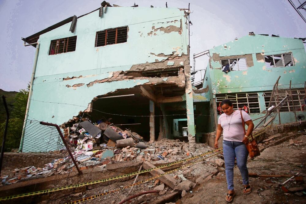 Una escuela destruida por la explosión de un coche bomba el 28 de julio en Suárez, ciudad natal de la vicepresidenta colombiana Francia Márquez. Foto: AFP