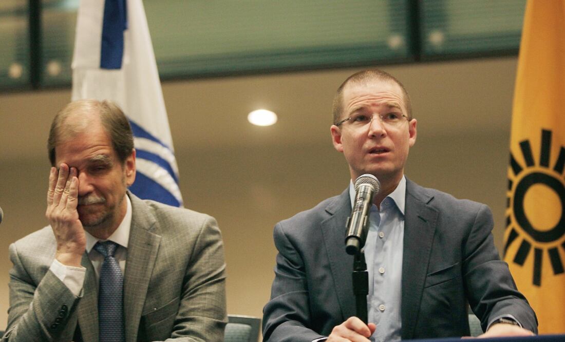 Los dirigentes nacionales del PRD y del PAN, Agustín Basave y Ricardo Anaya, respectivamente, hablaron en conferencia de prensa sobre la campaña que llevan en coalición en Veracruz (JUAN CARLOS REYES. EL UNIVERSAL)