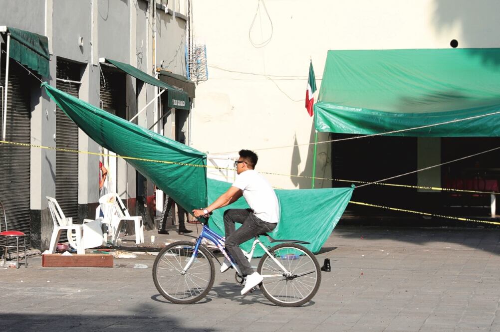 El sitio donde ocurrió el ataque aún es resguardado por la policía; la vida social no ha disminuido en la plaza. Foto: VALENTE ROSAS. EL UNIVERSAL