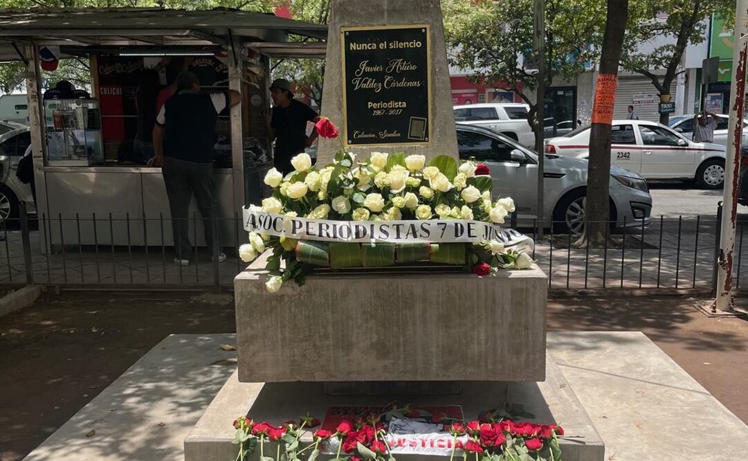 Ante el busto del finado periodista, Javier Valdez Cárdenas, su viuda y compañeros de profesión, reclamaron que a siete años de su asesinato. Foto: Javier Cabrera Martínez - EL UNIVERSAL