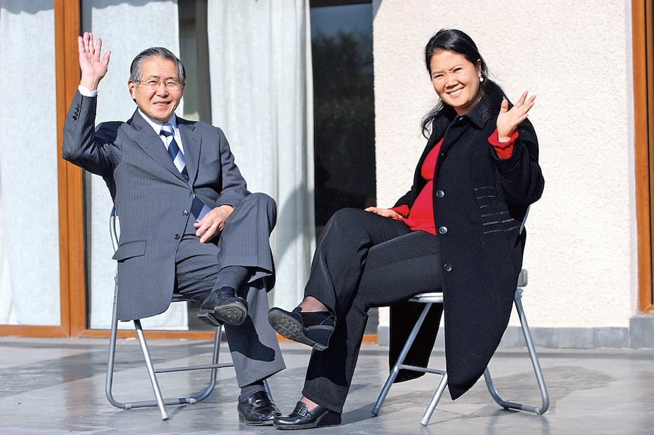 El difunto expresidente de Perú, Alberto Fujimori, acompañado por su hija y actual candidata, Keiko, mientras ésta era congresista, durante una conferencia de prensa en Chile, en 2007, previo a su extradición a su país (ARCHIVO REUTERS)
