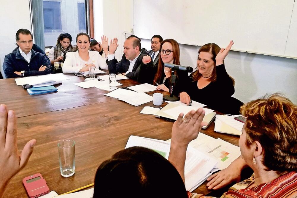 Sesión del ayer de la Comisión de Alcaldías de la Asamblea Constituyente. En el Congreso de la Unión se sanciona a los legisladores con más inasistencias mediante una multa monetaria aplicada directamente a su salario ())
