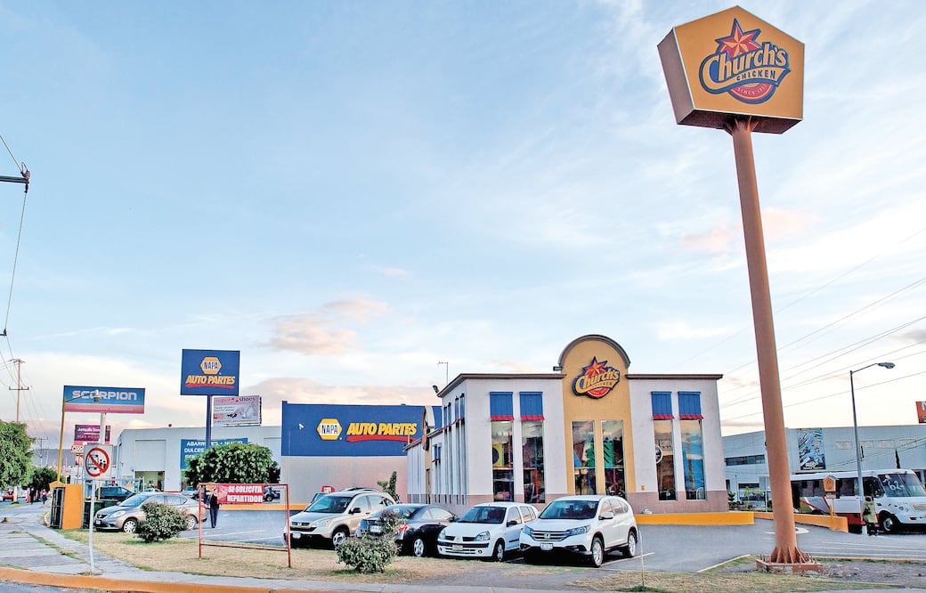 El dirigente panista recibe ingresos adicionales a su sueldo de parte de la empresa CINTLA, de la que posee 50% de acciones, la cual administra la renta de locales comerciales en una plaza de Querétaro.(FOTO: VÍCTOR PICHARDO. EL UNIVERSAL)