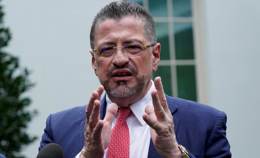 El presidente de Costa Rica, Rodrigo Chaves, habla con reporteros fuera de la Casa Blanca en Washington, el 29 de agosto de 2023, tras un encuentro con el presidente Joe Biden. Foto: AP