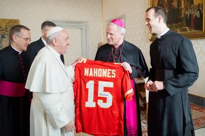 Regalan jersey de Patrick Mahomes al Papa Francisco