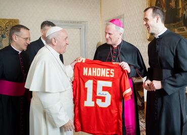 Regalan jersey de Patrick Mahomes al Papa Francisco