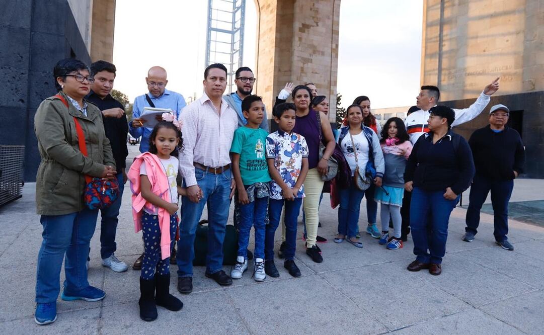 Lo padres de familia se concentraron en el Monumento a la Revolución para dirigirse a la Segob / Berenice Fregoso. EL UNIVERSAL