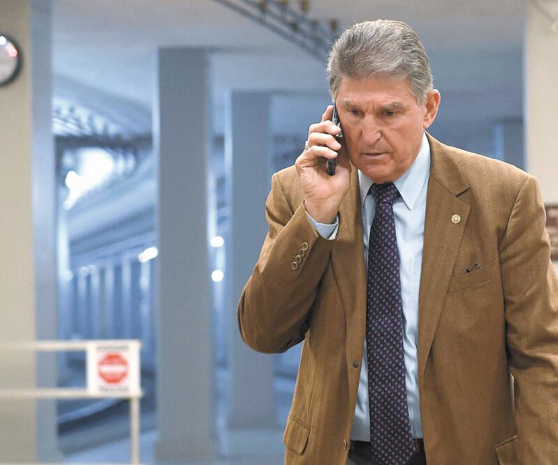 Senador Joe Manchin, mientras camina en el Capitolio, el pasado 17 de diciembre. Foto: SUSAN WALSH. AP