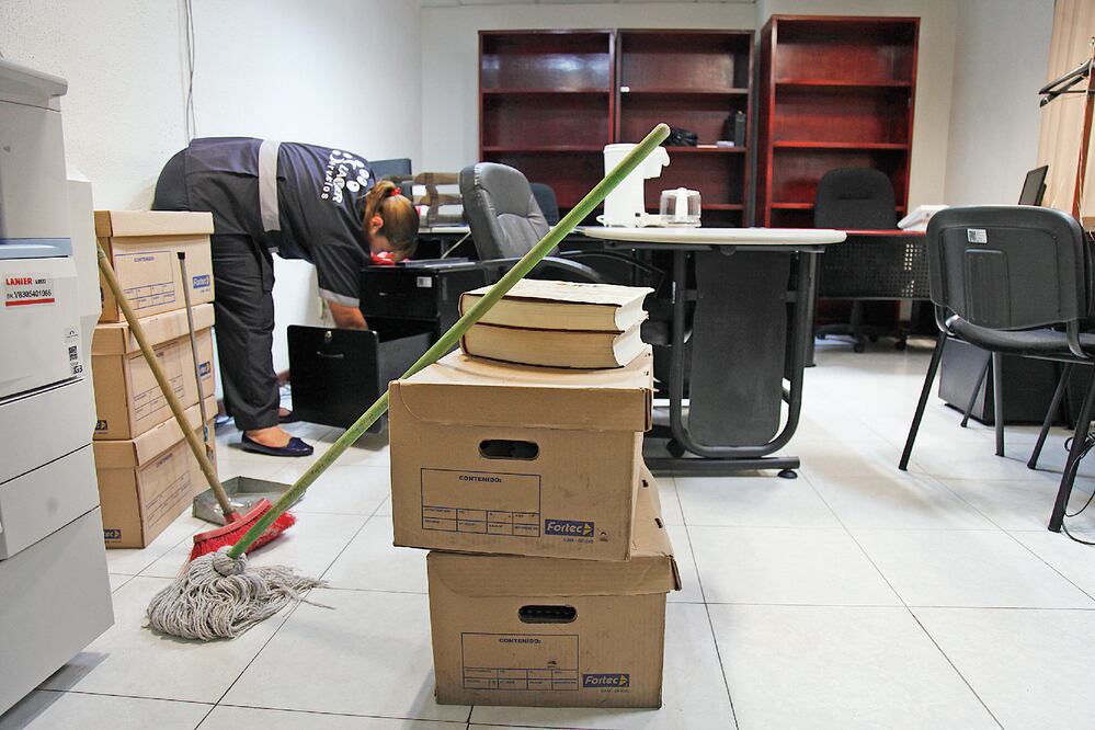 Asistentes de los diputados, secretarias y personal de limpieza comenzaron a empacar los objetos de los legisladores que concluyen su periodo (JUAN CARLOS REYES. EL UNIVERSAL)