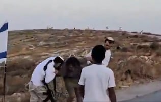 Colonos israelíes apalean a equipo de la cadena NBC News; agreden a mujer palestina en Cisjordania