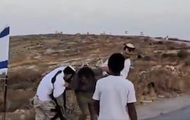 Colonos israelíes apalean a equipo de la cadena NBC News; agreden a mujer palestina en Cisjordania