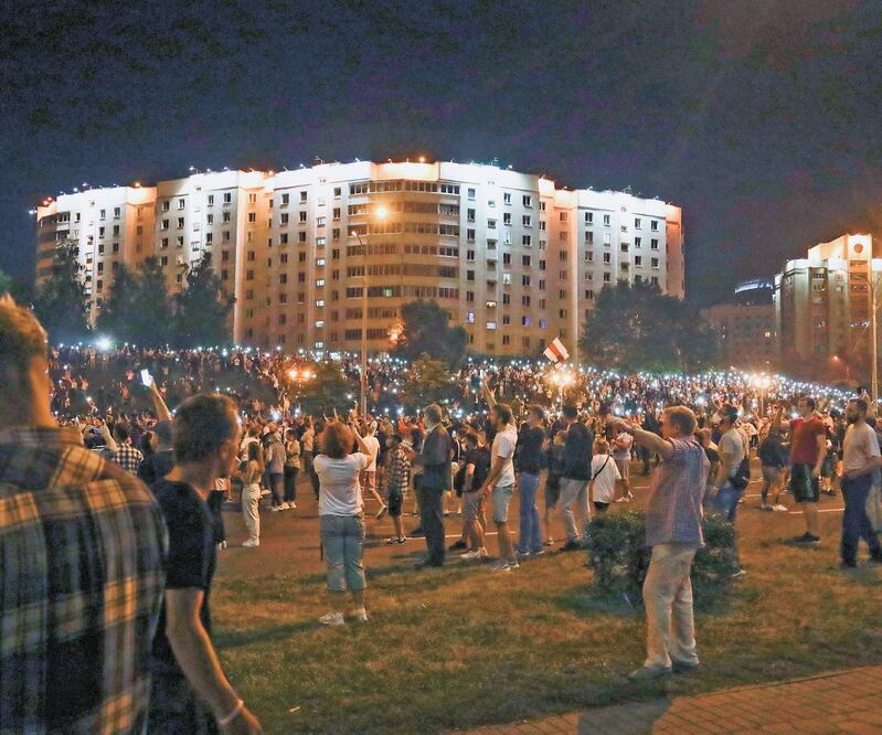 Con celulares en mano, bielorrusos protestaron. Foto: SERGEI GRITS. AP