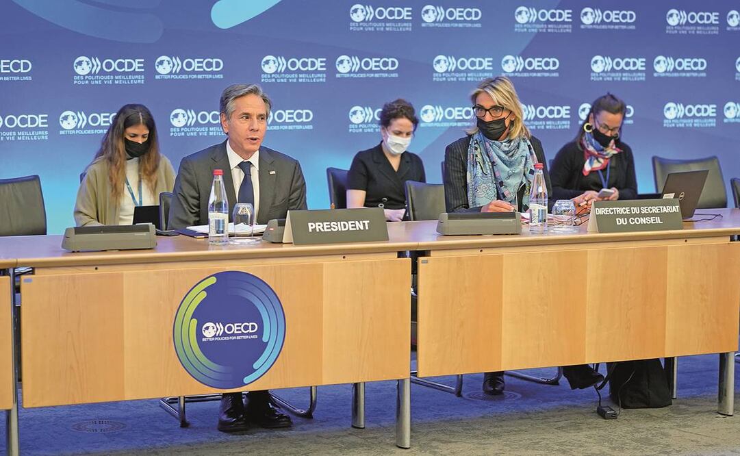 Antony Blinken, secretario de Estado de EU (izq.), quien hoy estará en México en una reunión ministerial anual de la OCDE, el miércoles en París. Foto: Patrick Semansky/ AP.