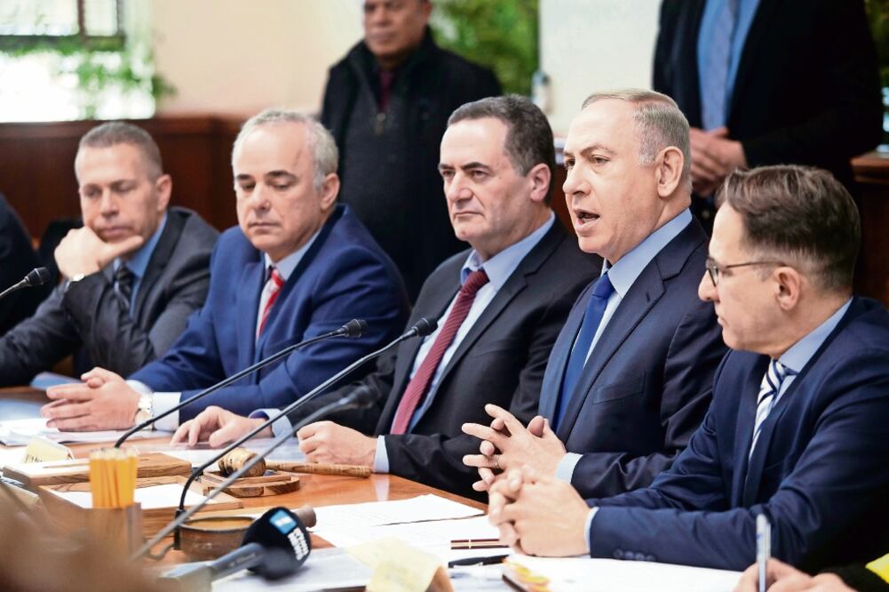 El primer ministro israelí, Benjamin Netanyahu (segundo de der. a izq.) asistió ayer a su reunión semanal con su gabinete en Jerusalén (DAN BALILTY. REUTERS)