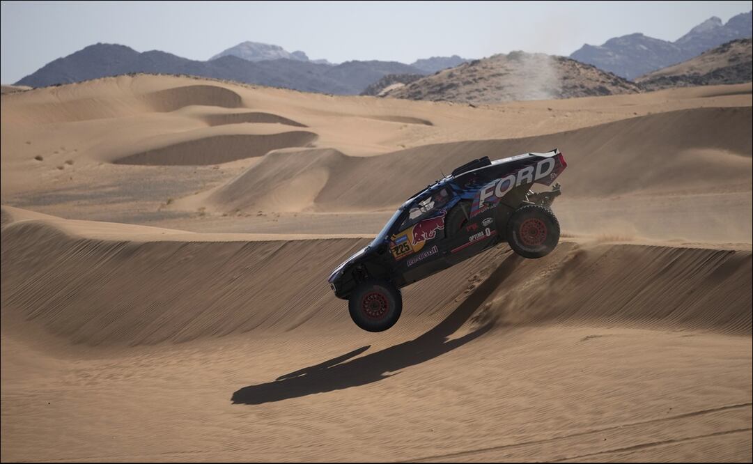 Carlos Sainz se volteó en el Rally Dakar - Foto: AP