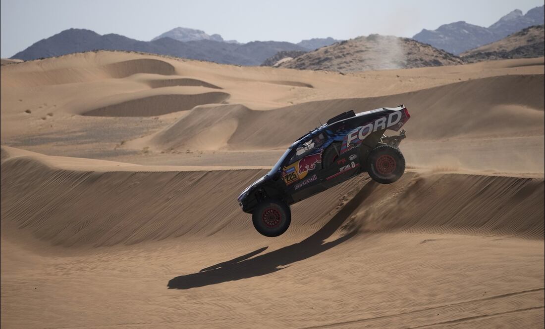 Carlos Sainz se volteó en el Rally Dakar - Foto: AP