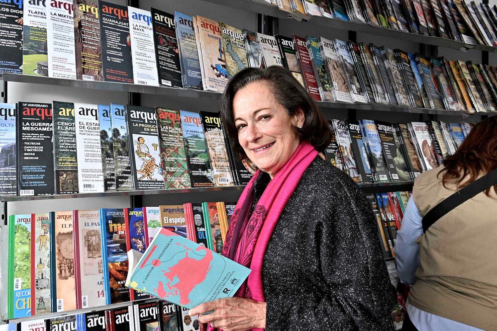 Los editores María Nieves y Enrique Vela celebran a la revista Arqueología Mexicana, que ahora enfrenta nuevos retos. Foto: Especial