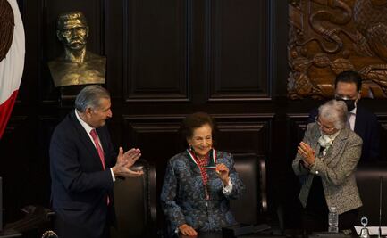 Ifigenia Martínez recibe la Medalla Belisario Domínguez con ausencia de AMLO