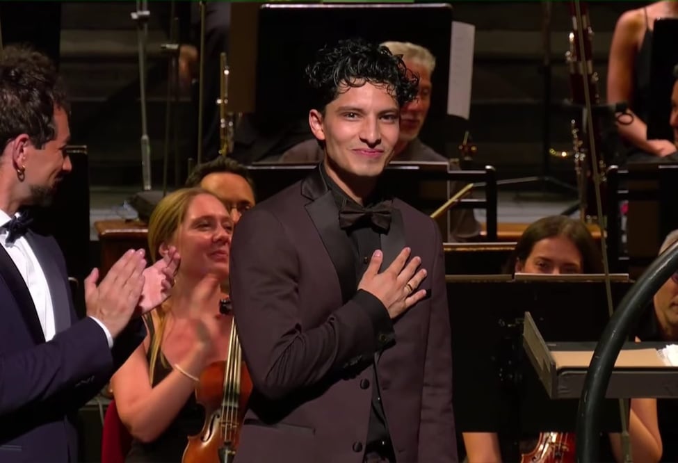 El barítono mexicano Carlos Fernando Reynoso celebra su triunfo en el certamen internacional Voci in Barcaccia. Largo ai Giovani!, celebrado en el Teatro de la Ópera de Roma. Crédito: Cortesía de Lázaro Azar.