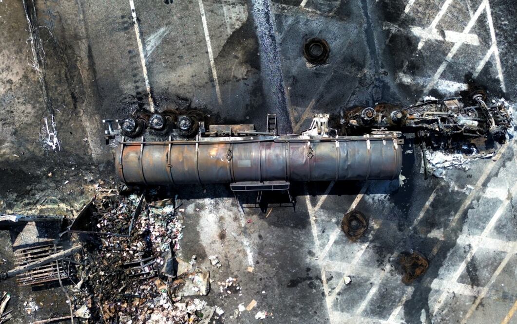 Una pipa cargada de combustible estalló en la carretera Villahermosa-Cárdenas, a la altura de El Castaño, tras impactarse contra un vehículo que intentó evadir. Foto: Luma López/EL UNIVERSAL