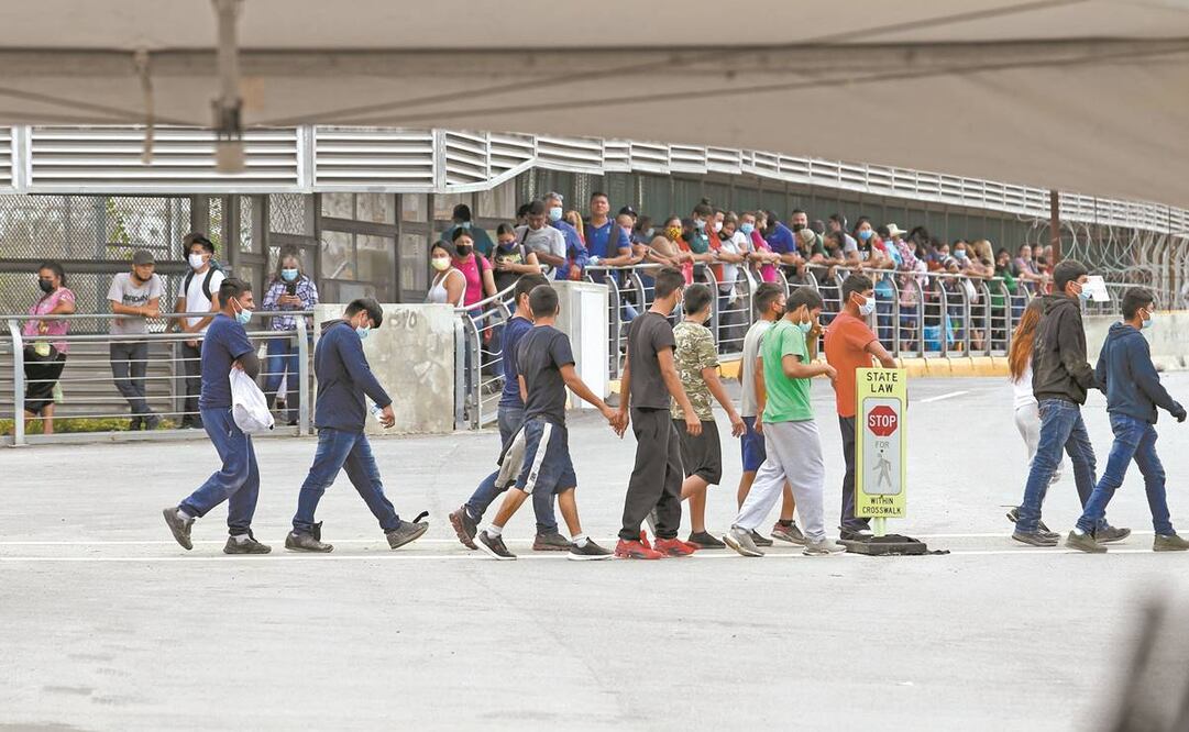 Inmigrantes, al ser escoltados desde un autobús en el Puente Internacional Hidalgo, el 2 de junio pasado en Hidalgo, Texas. Foto: Delcia Lopez/ AP.
