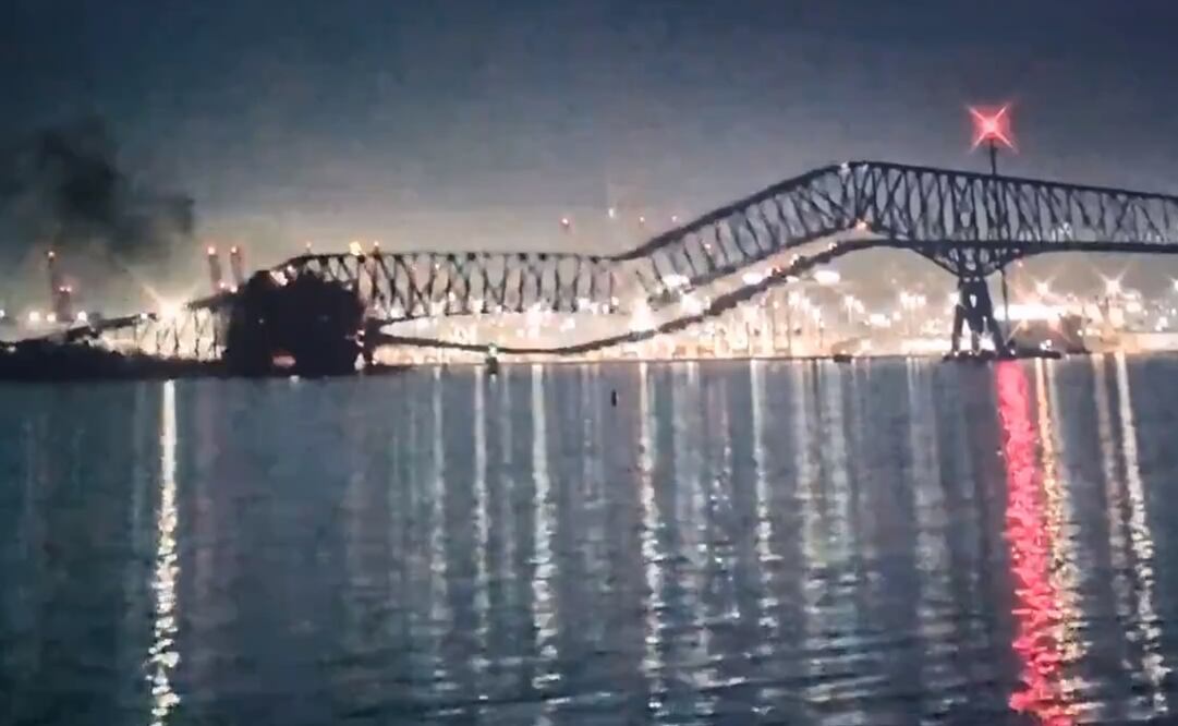 Un video compartido en redes sociales capta el momento en el que el barco choca contra el pilar de uno de los puentes. / Foto: Captura de video