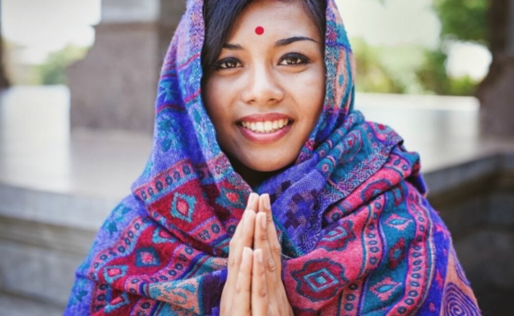 5 saludos sin contacto físico que son comunes en otros países y puedes imitar