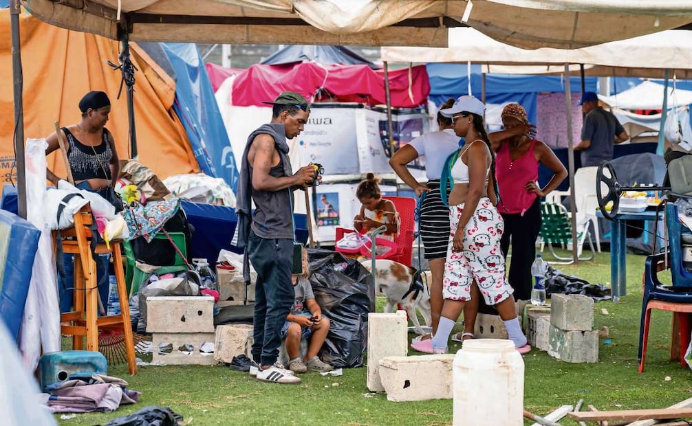 Desplazados se refugian en tiendas de campaña en el Estadio de Beisbol César Nieves, en la colonia La Angustia de Catia La Mar, estado La Guaira. Foto: Miguel MEDINA / AFP