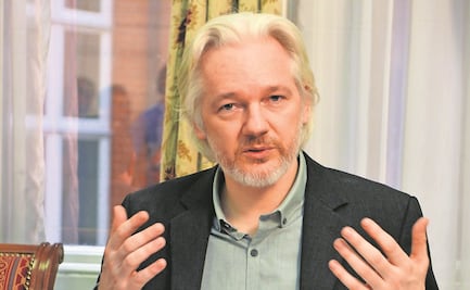 En pie, el análisis de dar asilo en México a Julian Assange 