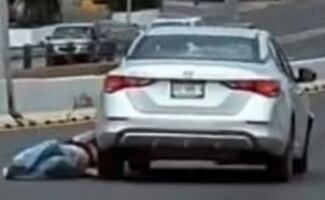 Fiscalía de NL busca a automovilista; arrastró varios metros a una mujer tras percance vial en Monterrey