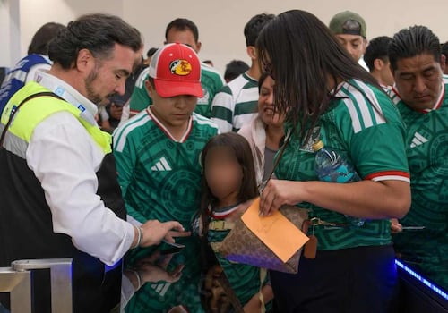 Asistentes al partido de México contra Portugal debían mostrar su boleto de acceso para abordar el transporte directo a la estación Estadio Azteca del Tren Ligero. Foto: Santiago Cadena / EL UNIVERSAL