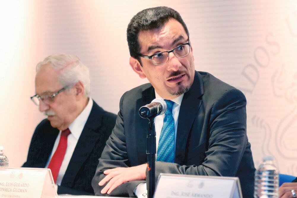 Roberto Kobeh González, director de Servicios a la Navegación en el Espacio Aéreo Mexicano, y Luis Gerardo Fonseca, titular de Aeronáutica Civil. Foto: LUCÍA GODÍNEZ. EL UNIVERSAL