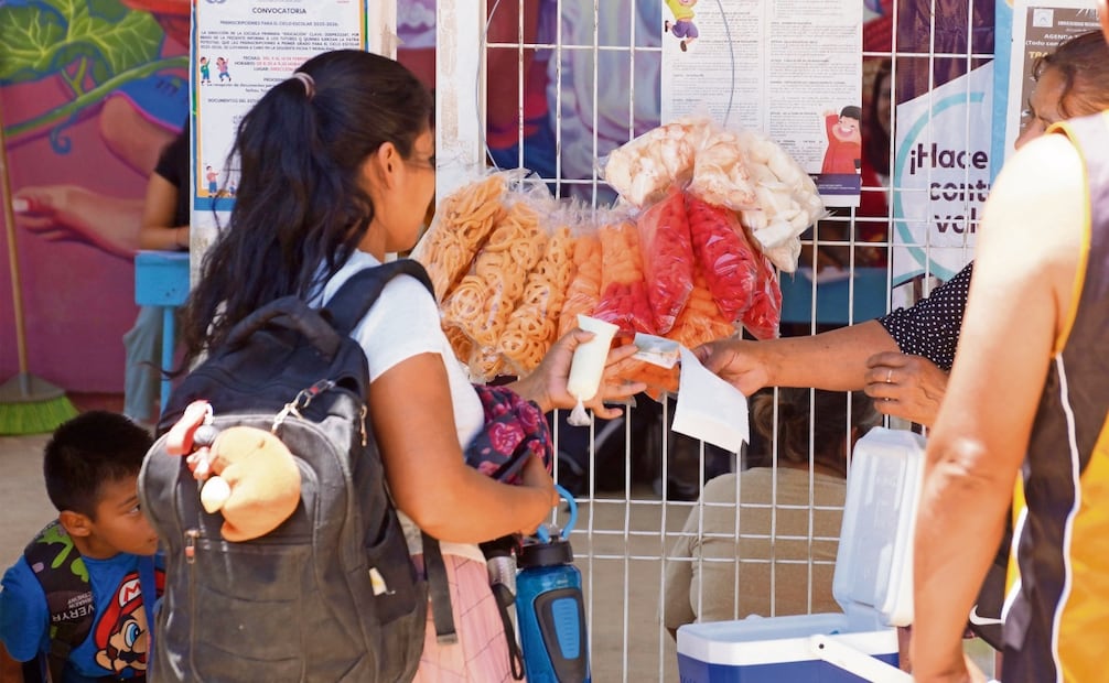 En Oaxaca, alumnos se aglutinan alrededor de puestos ambulantes de comida chatarra a la salida de las escuelas públicas, donde está prohibida la venta y consumo de estos productos. Foto: Edwin Hernández / EL UNIVERSAL