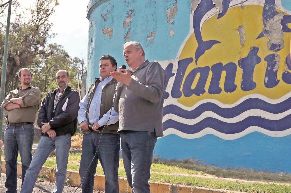 Vecinos del Bosque de Chapultepec y diputados locales hicieron un recorrido por el que fuera parque acuático Atlantis, donde encontraron tres lobos marinos de edad avanzada con problemas de glaucoma. (FOTO: ARIEL OJEDA. EL UNIVERSAL)