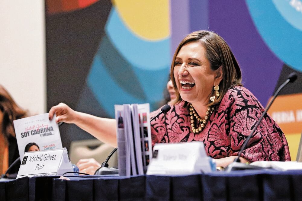 La candidata por Fuerza y corazón por México, Xóchitl Gálvez, durante su visita a la pasada edición de la FIL Guadalajara, uno de los eventos culturales más importantes del país, donde fue criticada por olvidar el nombre del autor y del libro sobre su biografía. Foto: Archivo | El Universal